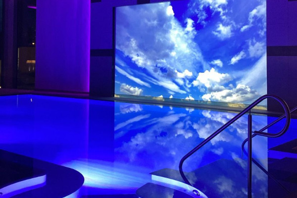 Movie Wall und Whirlpool