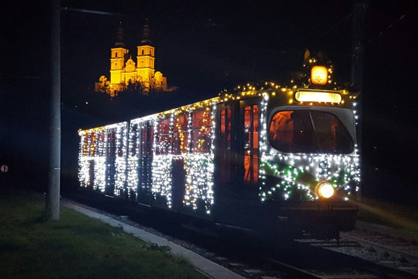 Der Nikolaus fährt mit der Advent-Bim mit