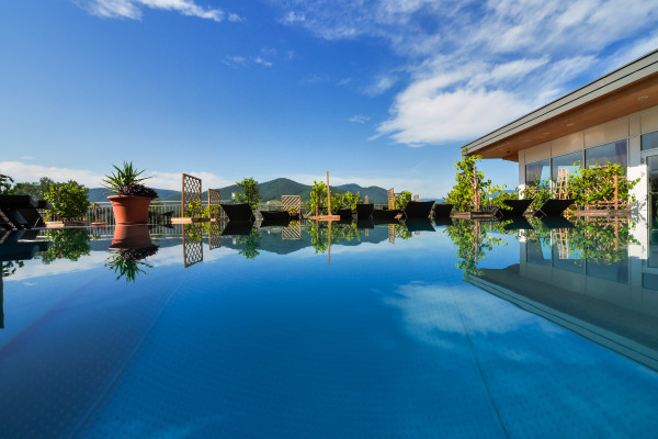 Outdoorpool im Gartenhotel Pfeffel (c) photography pfeffel