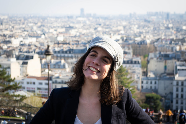 Anne-Sophie Guerrier auf dem Vorplatz des Sacré-Cœur mit Blick auf Paris im Hintergrund