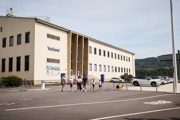 Betriebsgebäude (= Treffpunkt) & Parkplatz © Michael Schafranek