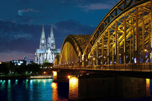 Kölner Dom und Hohenzollernbrücke bei Nacht
