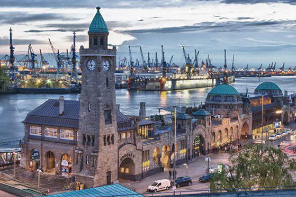 Romantische Landungsbrücken - Hamburgs Skyline auf der Luft genießen