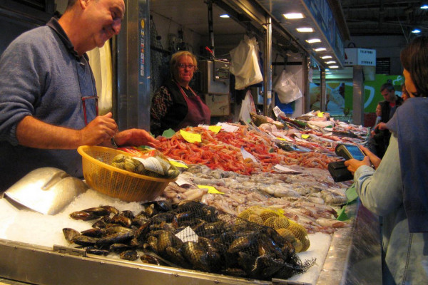 Fischstand in den Markthallen 
