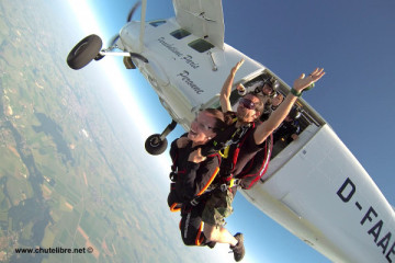 Un saut en parachute en tandem