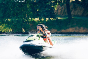 Jet ski adulte sur circuit