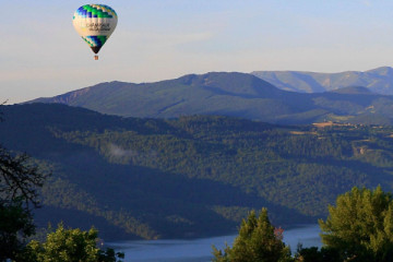 Montgolfière entre Lac et Montagnes