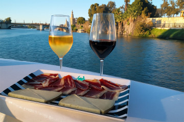 Tapas à bord avec jambon ibérique, fromage Manchego et boisson.