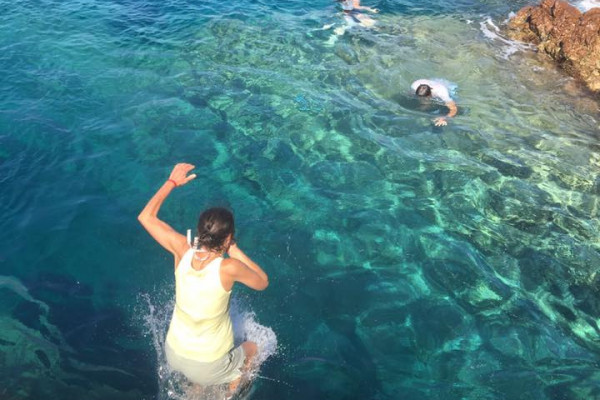 nage dans les eaux turquoise
