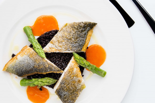Une cuisine de qualité, préparée à bord du bateau par le chef et sa bridage, à base de produits frais et locaux ! 