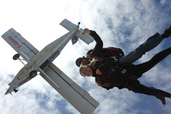 La sortie d'avion d'un saut en tandem