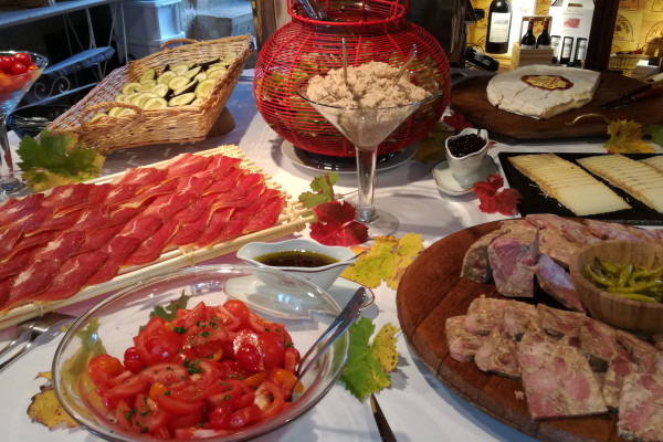 Le déjeuner buffet au château Haut-Sarpe