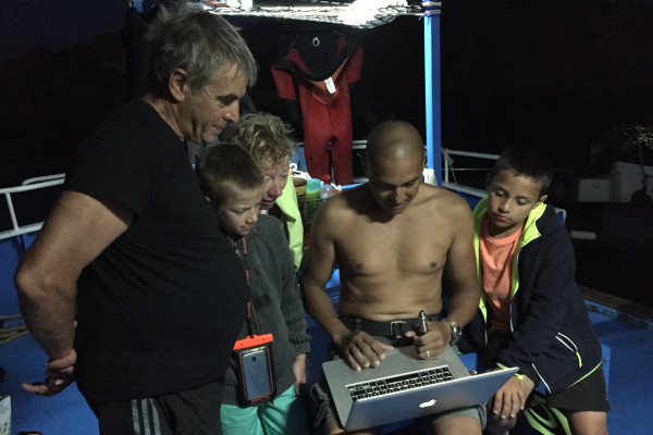 petits et grands admirent les photos magnifiques prises de nuit...