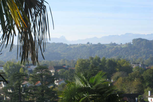 Vue sur la chaine des Pyrénées et Bizanos depuis l'avenue du Stade Nautique