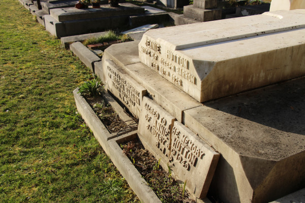 Tombe des Miss Hutton - Cimetière St Laurent de Billere