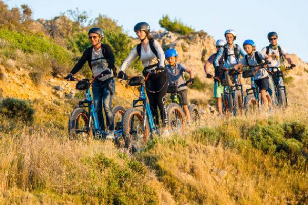 Balade en trotinette tout terrain électrique dans le massif protégé de la clape