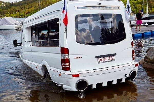 Un minibus à Propulsion Jet pour vous emmener naviguer 