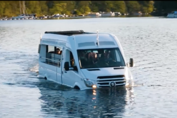 Un Minibus Hybride Amphibie en mode Slow Tourism