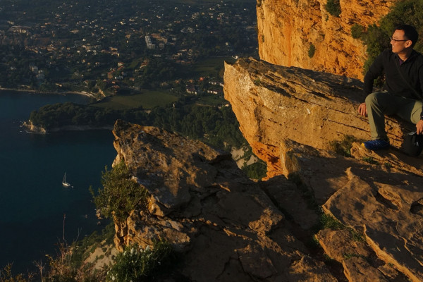 Coucher de soleil sublimant les paysages côtiers des calanques Cassis