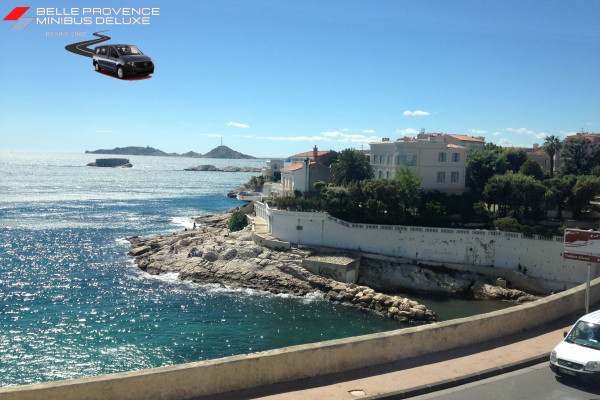 Marseille,  sa corniche illuminée, le soleil au Zenith et la méditerranée miroitante