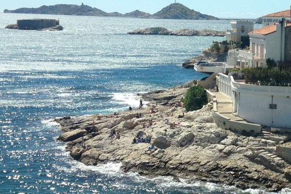 Marseille,  sa corniche illuminée, le soleil au Zenith et la méditerranée miroitante
