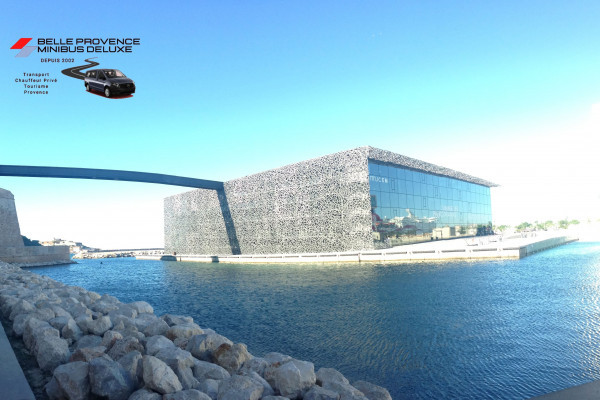 Le nouveau quartier Euro-méditerranéen de business, culturel, et de loisirs, ici le MuCem et son pont le reliant au Fort Saint Jean- Marseille 