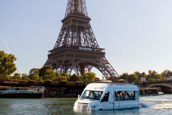 Pont des Arts.– (Mise à l’eau sur la Seine, 50’ de navigation) – Notre Dame, Ile de la cité – Passage de l’Écluse du Port de l’Arsenal, passage sous les voutes du Canal Saint Martin – Tour Eiffel -Sortie de l’eau à Sèvres - Parc de St Cloud – Retour Châte