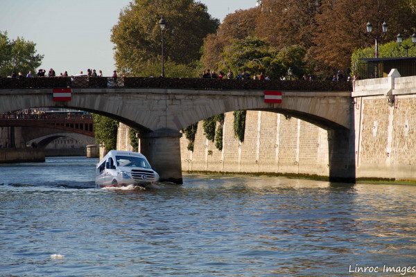 Pont des Arts.– (Mise à l’eau sur la Seine, 50’ de navigation) – Notre Dame, Ile de la cité – Passage de l’Écluse du Port de l’Arsenal, passage sous les voutes du Canal Saint Martin – Tour Eiffel -Sortie de l’eau à Sèvres - Parc de St Cloud – Retour Châte