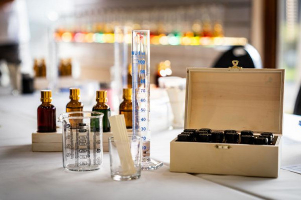 Atelier de Création de Parfums Personnalisés www.ooparadis.com