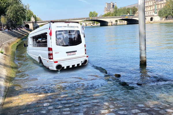 La rampe pour entrer et sortir de l'eau au Pont des Arts, en face du Louvre