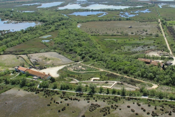 vue aérienne du jardin ethnobotanique (c)Marais du Vigueirat