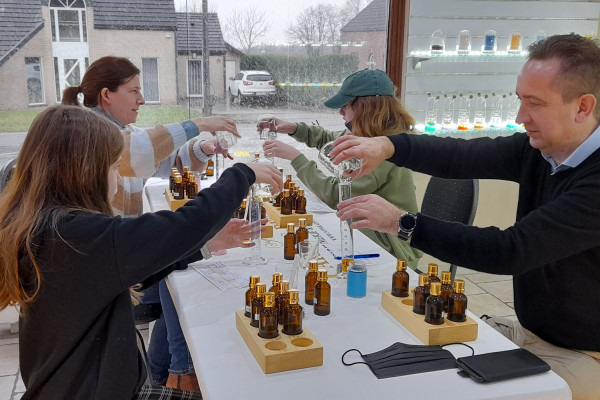 Atelier de Création de Parfums sur mesure en Famille www.ooparadis.com