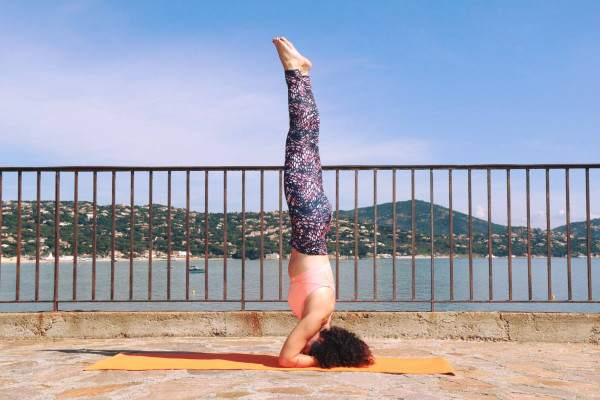 Posture de yoga inversée 