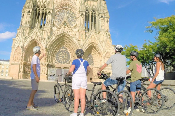 Le guide commentant la façade occidentale de la Cathédrale de Reims