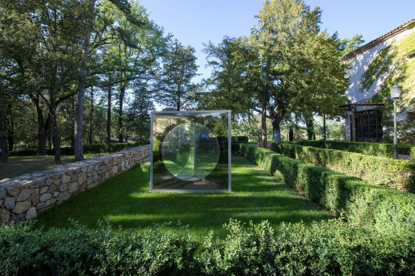 Dan Graham, « Triangular Pavilion with Circular Cut- Out Variation H » , 1989 - 2008, dans le Jardin remarquable du domaine