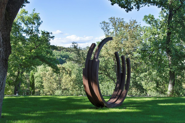 Bernar Venet « 226,5 ° Arc x 5 » sous l'un des grands chênes du domaine