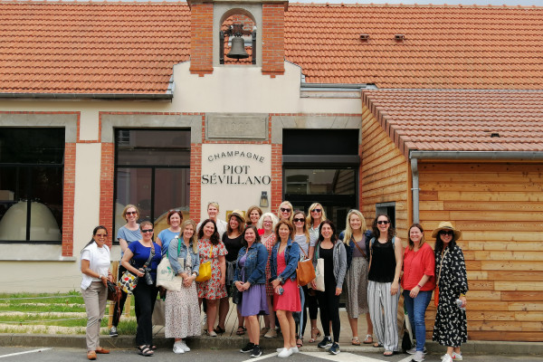 40 suédoises devant l'ancienne école du village.