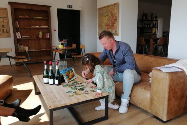 Moment père et fille entre dégustation et puzzle