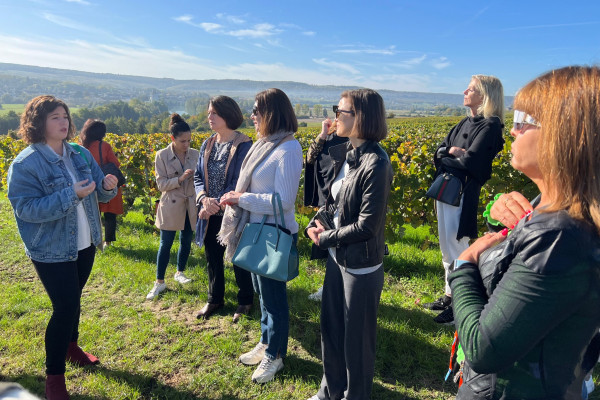 Héloïse donnant un cours de viticulture au milieu du vignoble.