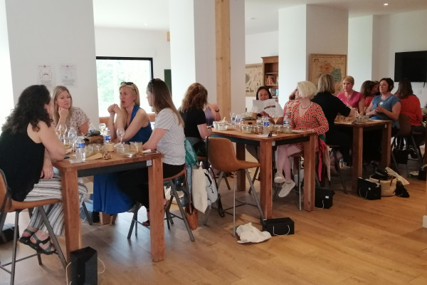 Un groupe de suédoises en pleine conversation pendant leur repas de midi.
