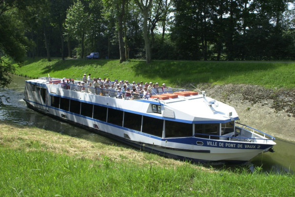 Bateau dans le canal de Pont-de-Vaux  - J.Y. Coudurier