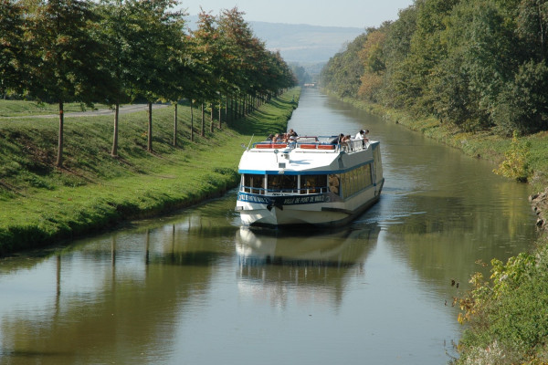 Bateau sur le canal de Pont-de-Vaux - M. Dufaux-Chollet