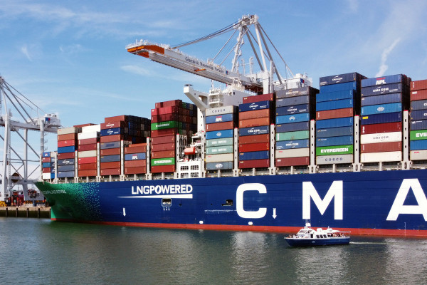 Au coeur de l'activité portuaire. 145 paquebots, 6000 escales annuelles, 16 bateaux en moyenne chaque jour au Havre : c'est autant de chances de voir des navires en mouvement!