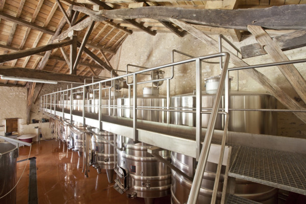 Chêne et veilles pierre côtoient l'inox dans le chai du XVIIème siècle, restauré en 2004, date des nouvelles premières vinifications au domaine