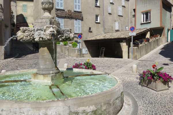 Le village populaire et charmant de Valensole