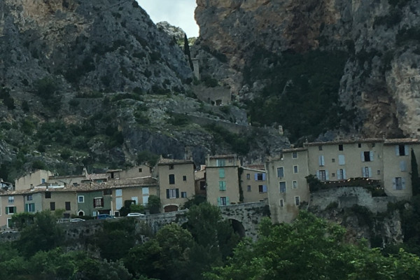 Moutier Sainte Marie, village perché de la faïence