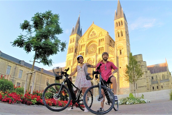 E-bike tour à Reims - devant la Basilique Saint Rémi