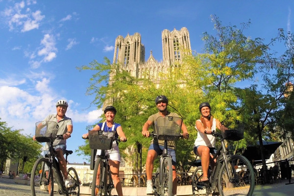 E-bike tour à Reims - Photo de groupe sur le parvis de la Cathédrale de Reims