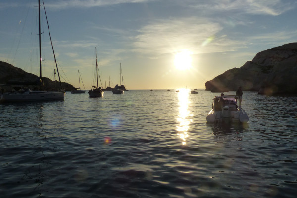 coucher de soleil dans une calanque de Marseille