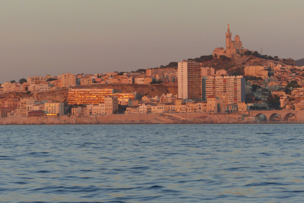 voir le coucher de soleil sur Marseille par la mer